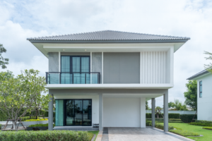 แบบบ้าน Akemi บ้านเดี่ยว 2 ชั้น พื้นที่ใช้สอย 189 ตร.ม. จากโครงการ ดิ เอ็กซ์เทนโซ ประชาสำราญ เหมาะสำหรับครอบครัว ครัวแยกเป็นสัดส่วน พร้อมห้องอเนกประสงค์ส่วนตัว